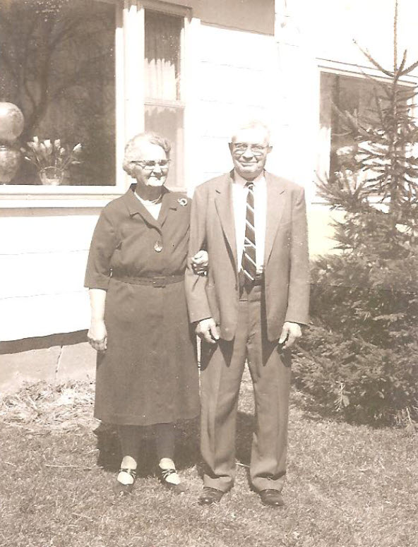 William Etzel (1888 - 1963) & Lottie (Charlotte Courtney 1894 - 1977). Date of picture not known, although I'm assuming it's sometime around 1955.